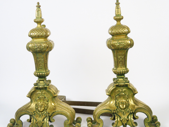 Paire de gands chenêts Napoléon III de style Louis XIV en bronze, à dé