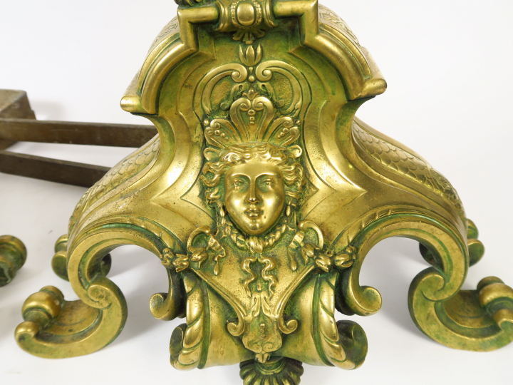 Paire de gands chenêts Napoléon III de style Louis XIV en bronze, à dé