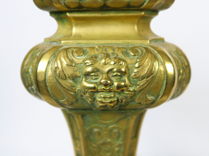 Paire de gands chenêts Napoléon III de style Louis XIV en bronze, à dé