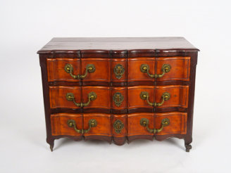 Vente aux enchères Commode de maitrise XVIIIème en noyer, façade à arbalète ouvrant à tro