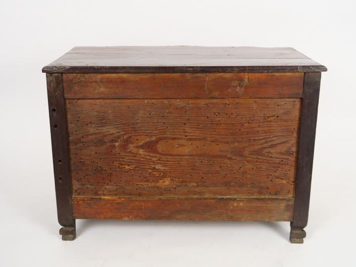 Commode de maitrise XVIIIème en noyer, façade à arbalète ouvrant à tro
