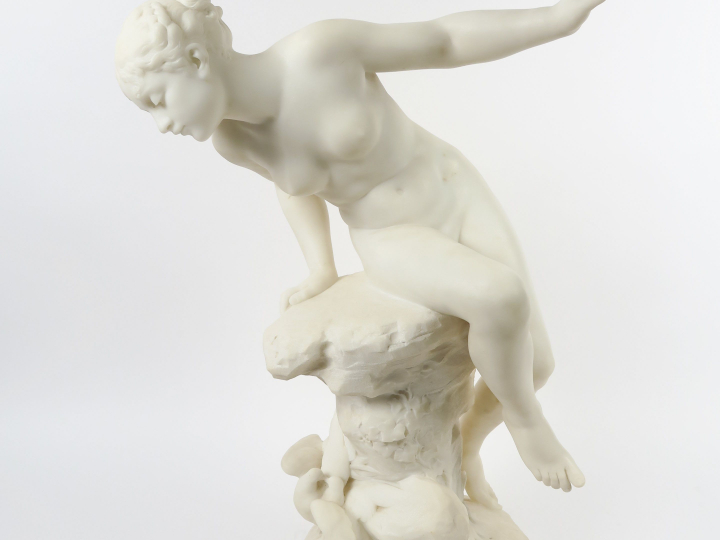 Benedict Benoït ROUGELET "Jeune fille aux oiseaux" Groupe en marbre bl