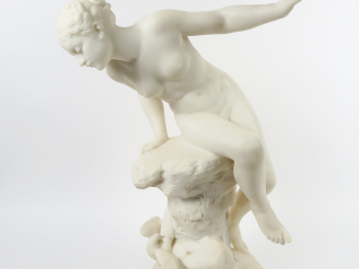 Vente aux enchères Benedict Benoït ROUGELET "Jeune fille aux oiseaux" Groupe en marbre bl