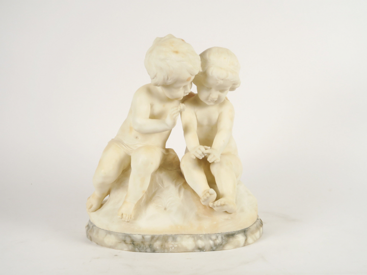 PUGI "Amours jouant" Groupe en marbre ou albâtre, socle marbre gris. S