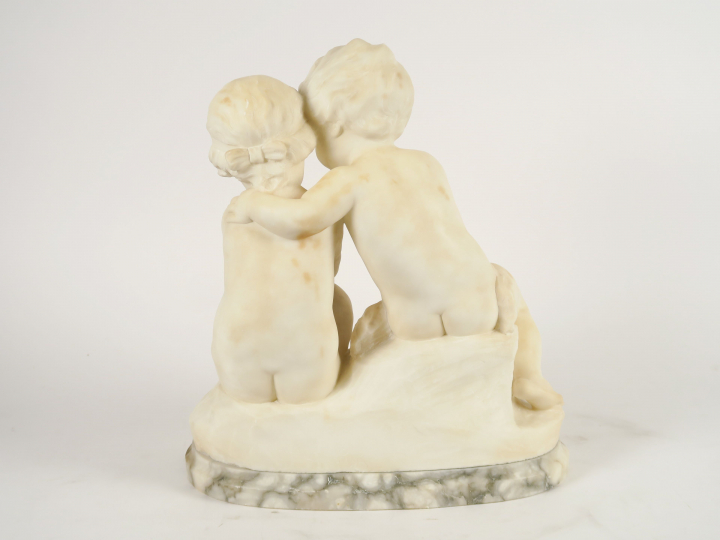 PUGI "Amours jouant" Groupe en marbre ou albâtre, socle marbre gris. S