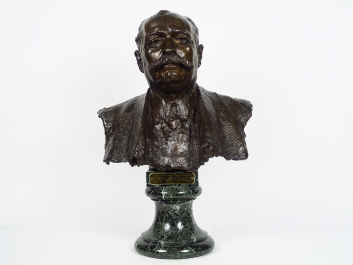 V. SEGOFFIN "Portrait de Roger Noguès" Sculpture en bronze à patine br