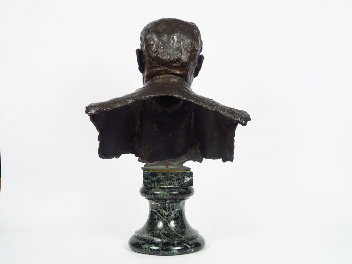 V. SEGOFFIN "Portrait de Roger Noguès" Sculpture en bronze à patine br