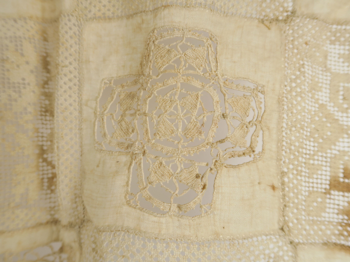 Très rare nappe d’autel ou de table de toilette, lin tissé main, premi