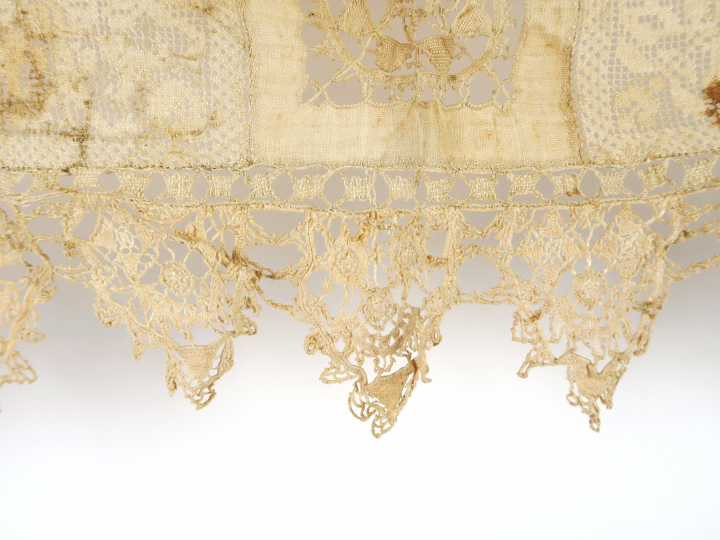 Très rare nappe d’autel ou de table de toilette, lin tissé main, premi