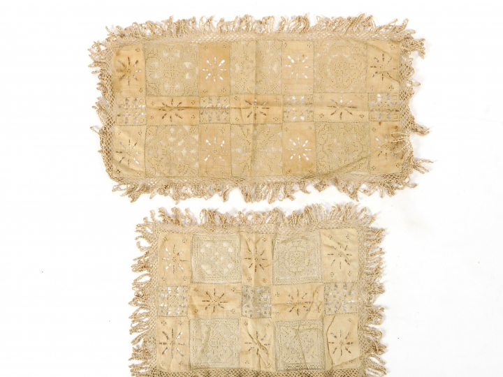 Lot de 2 napperons en lin.  XVIIème siècle.  25 cm de hauteur x  52 cm