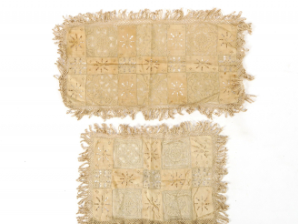 Vente aux enchères Lot de 2 napperons en lin.  XVIIème siècle.  25 cm de hauteur x  52 cm