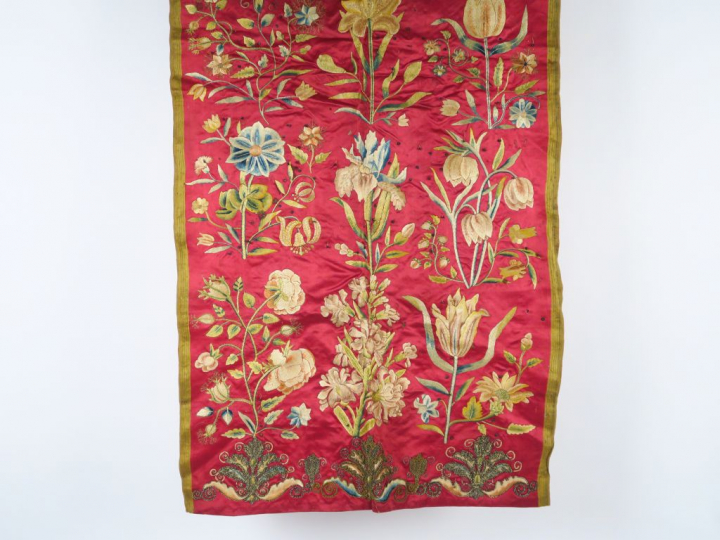 Très beau document de broderie polychrome, XVIIème siècle.  1,22 m de 