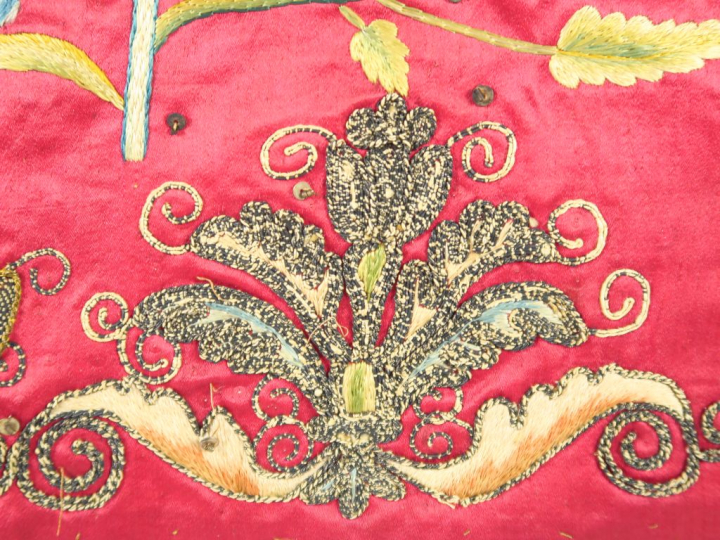 Très beau document de broderie polychrome, XVIIème siècle.  1,22 m de 