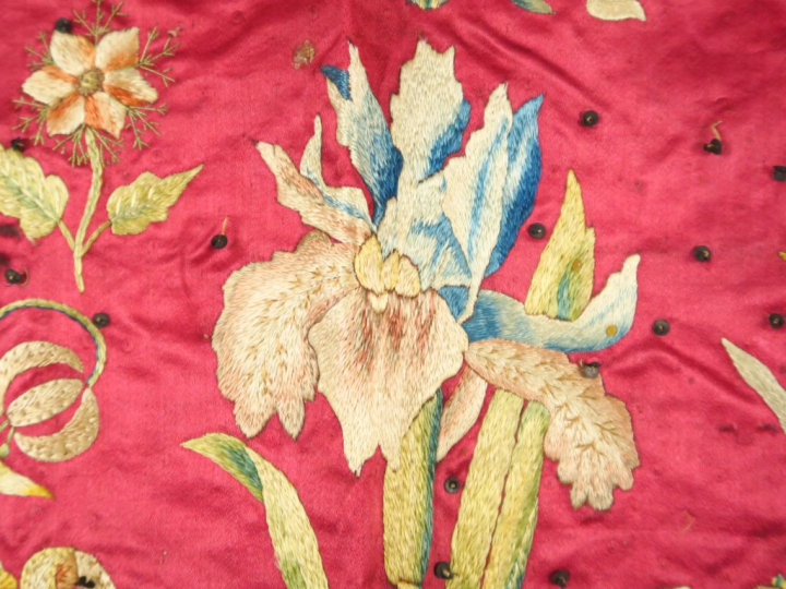 Très beau document de broderie polychrome, XVIIème siècle.  1,22 m de 