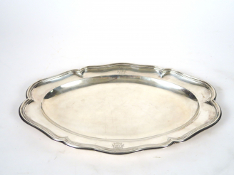 Vente aux enchères Plat ovale XVIIIème en argent. Armorié. Poids. 960 gr (traces de poinç