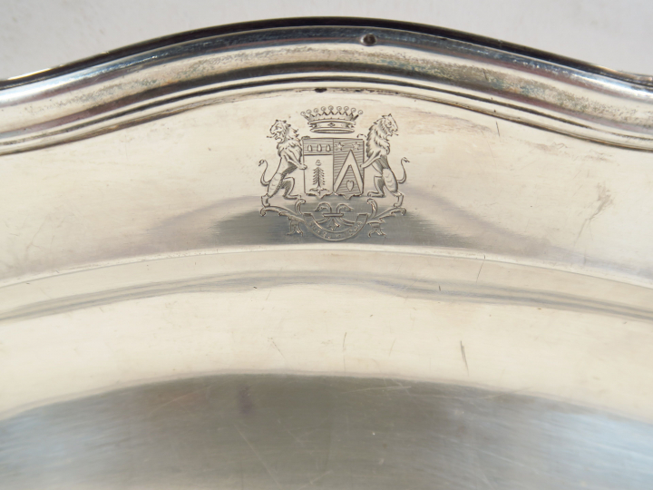 Plat ovale XVIIIème en argent. Armorié. Poids. 960 gr (traces de poinç