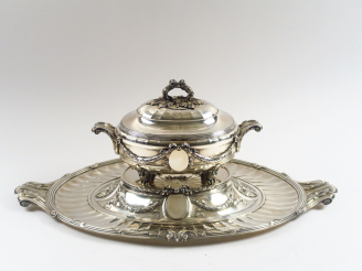 Vente aux enchères E. PUIFORCAT. Légumier et son présentoir de style Louis XVI en argent,
