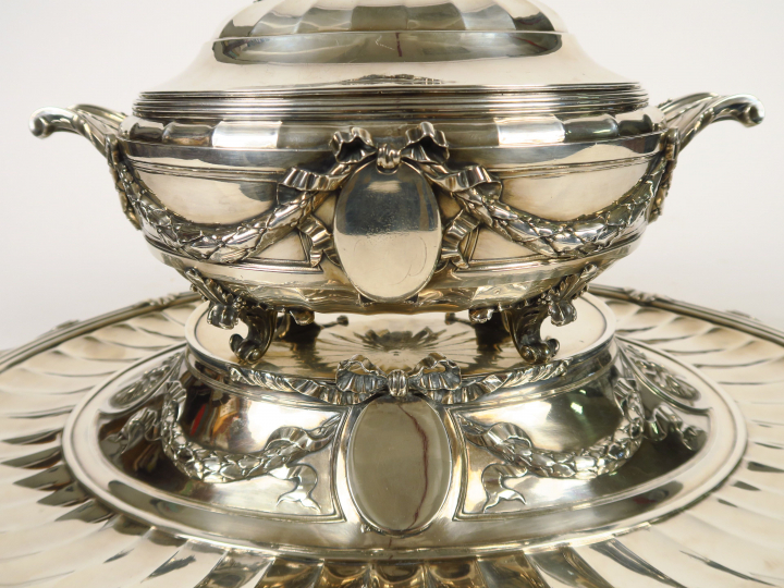 E. PUIFORCAT. Légumier et son présentoir de style Louis XVI en argent,