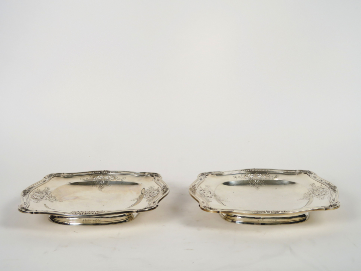 E.PUIFORCAT. Paire de coupes sur talon de style Louis XVI en argent, p