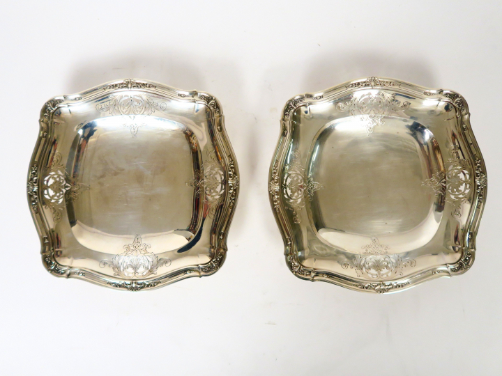 E.PUIFORCAT. Paire de coupes sur talon de style Louis XVI en argent, p