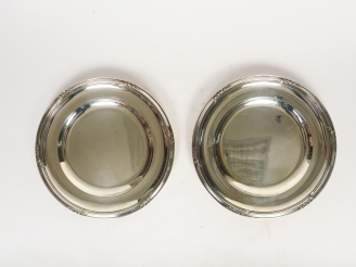 Vente aux enchères PIAULT-LINZELER. Paire de plats ronds en argent, poinçon Minerve, à dé