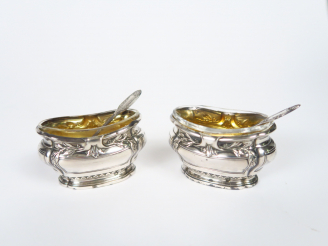 Vente aux enchères Paire de salerons de style Louis XVI en argent, poinçon Minerve.  On y