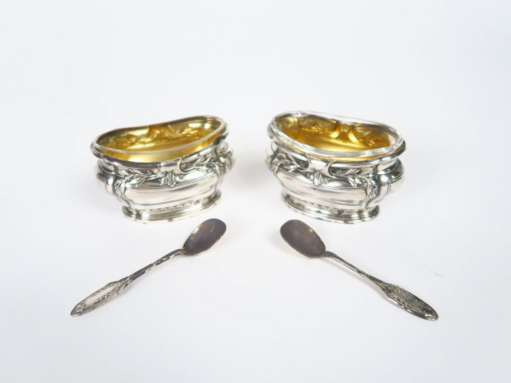 Paire de salerons de style Louis XVI en argent, poinçon Minerve.  On y