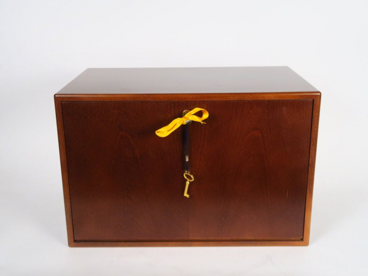 Grande cave à cigares en bois teinté.  36 x 55 x 33 cm