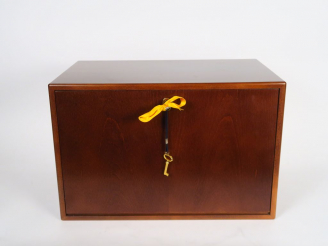 Vente aux enchères Grande cave à cigares en bois teinté.  36 x 55 x 33 cm