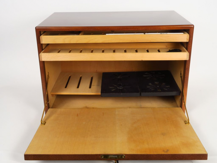 Grande cave à cigares en bois teinté.  36 x 55 x 33 cm