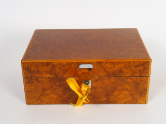 Vente aux enchères LEMAIRE à Paris. Cave à cigares en loupe d'amboine.  Signée. 13 x 32 x