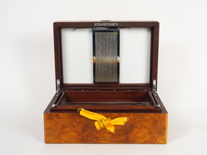 LEMAIRE à Paris. Cave à cigares en loupe d'amboine.  Signée. 13 x 32 x