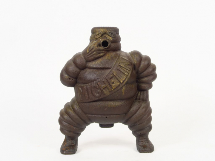 Bibendum Michelin en fonte.  Elément de gonfleur. H. 35,5 cm  (incompl