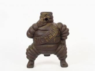 Vente aux enchères Bibendum Michelin en fonte.  Elément de gonfleur. H. 35,5 cm  (incompl
