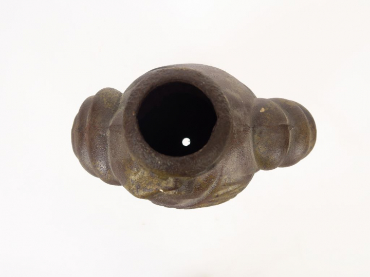 Bibendum Michelin en fonte.  Elément de gonfleur. H. 35,5 cm  (incompl