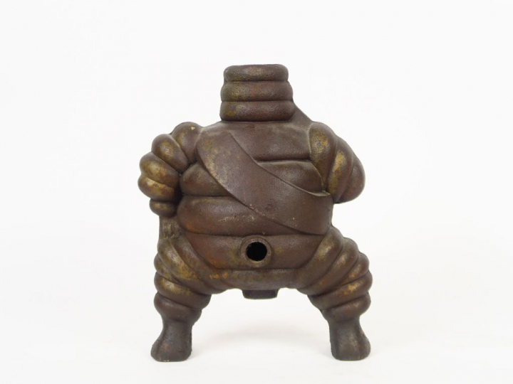 Bibendum Michelin en fonte.  Elément de gonfleur. H. 35,5 cm  (incompl