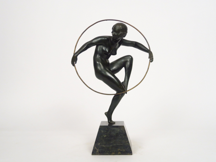"La danseuse au cerceau" Sculpture Art déco en bronze à patine verte, 