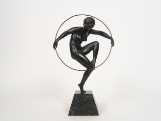 Vente aux enchères "La danseuse au cerceau" Sculpture Art déco en bronze à patine verte, 