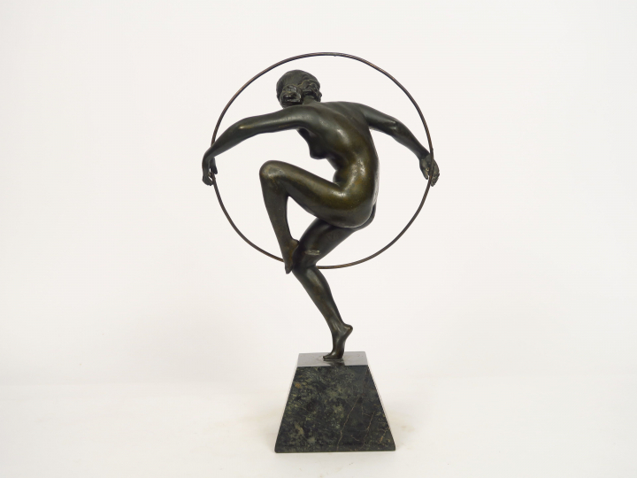 "La danseuse au cerceau" Sculpture Art déco en bronze à patine verte, 