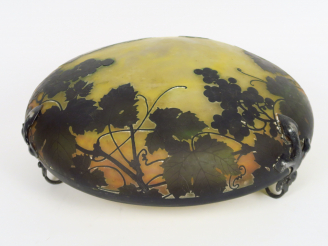 Vente aux enchères DAUM à Nancy. Plafonnier en verre, à décor gravé en camée et à l'acide