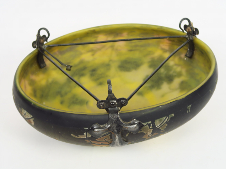 DAUM à Nancy. Plafonnier en verre, à décor gravé en camée et à l'acide