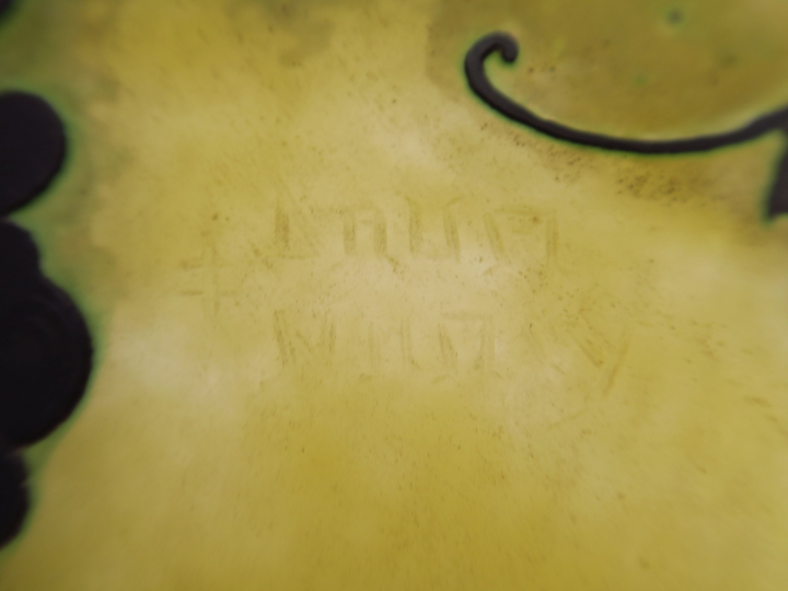 DAUM à Nancy. Plafonnier en verre, à décor gravé en camée et à l'acide