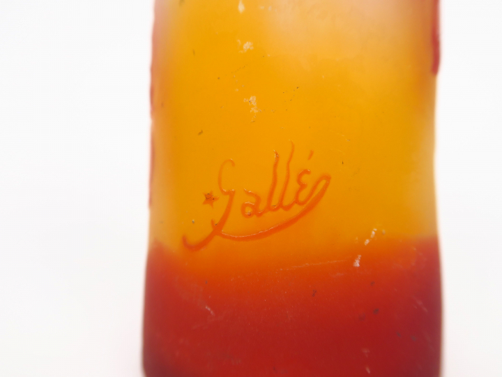 GALLE. Vase rouleau à col quadrilobé en verre, à décor gravé en camée 