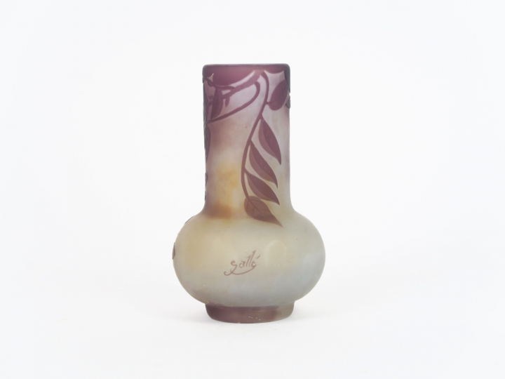 GALLE. Vase en verre, à décor gravé en camée et à l'acide de glycine m