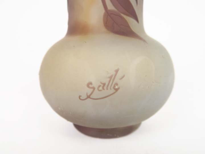 GALLE. Vase en verre, à décor gravé en camée et à l'acide de glycine m