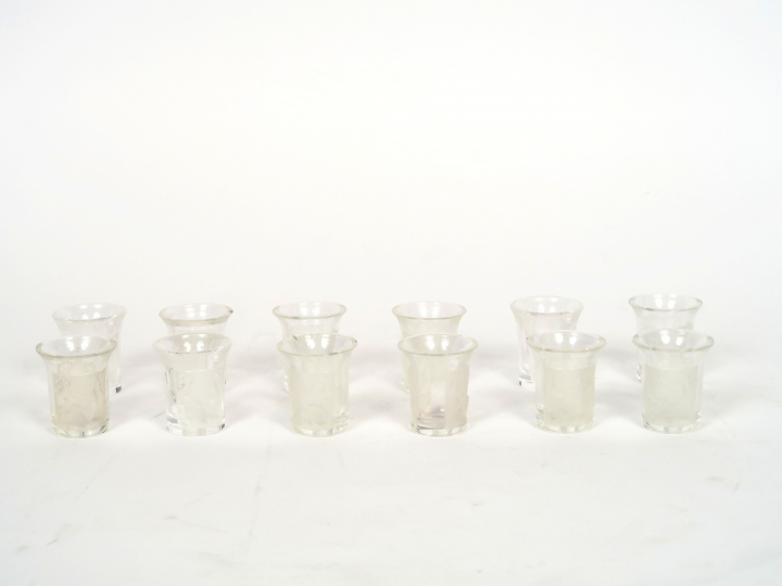 LALIQUE France. Suite de 12 verres à liqueur en verre pressé et moulé,