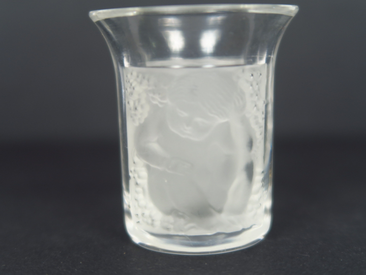 LALIQUE France. Suite de 12 verres à liqueur en verre pressé et moulé,