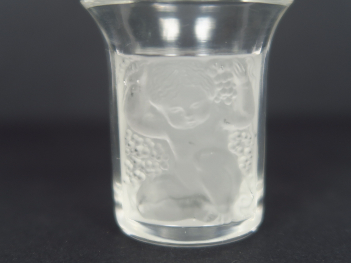 LALIQUE France. Suite de 12 verres à liqueur en verre pressé et moulé,