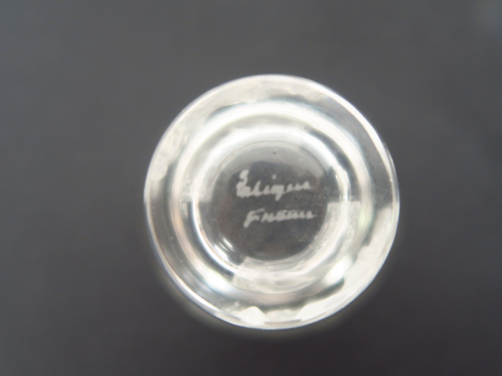 LALIQUE France. Suite de 12 verres à liqueur en verre pressé et moulé,