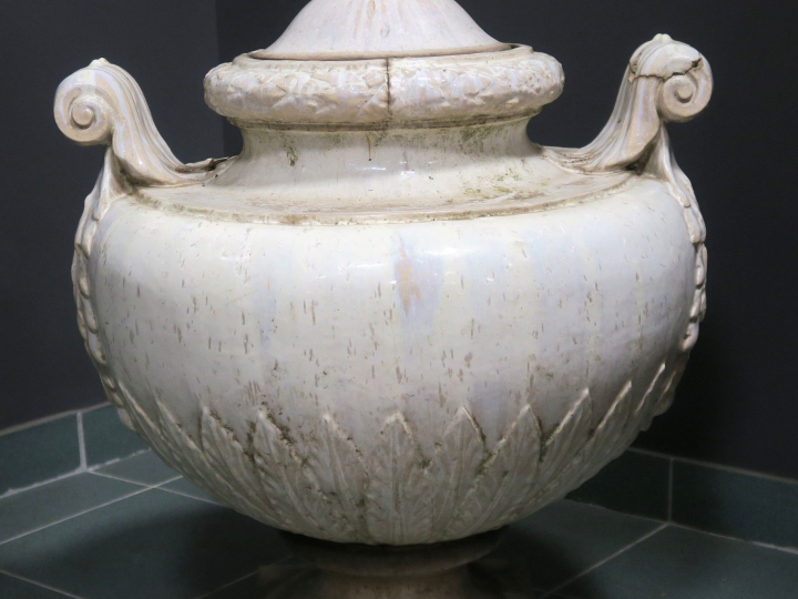 Emile MULLER. Suite de trois grands vases couverts en grès flammé écru